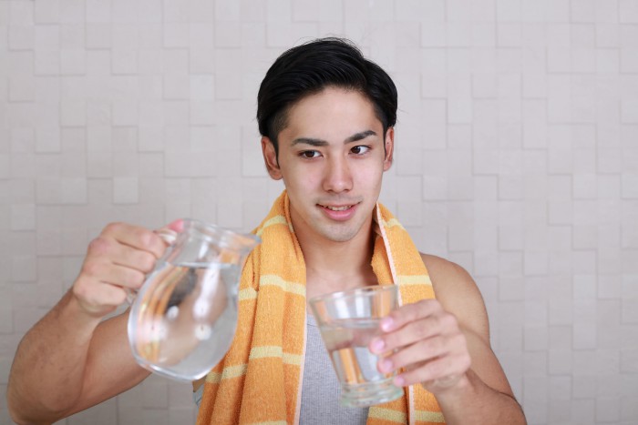 水を飲む男性